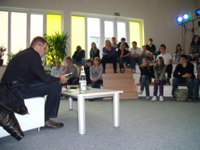 Foto des Albums: Der Hallenser Lyriker Peter Winzer begeisterte die 10. Klassen der Sekundarschule Zielitz (28. 10. 2009)