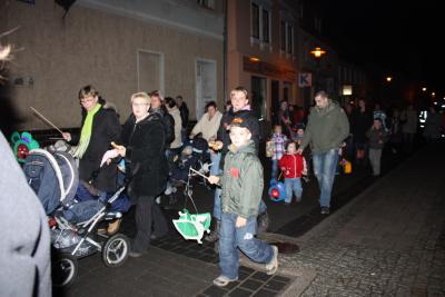 Bild: Der Tarthuner Spielmannszug führte den Laternenumzug an
