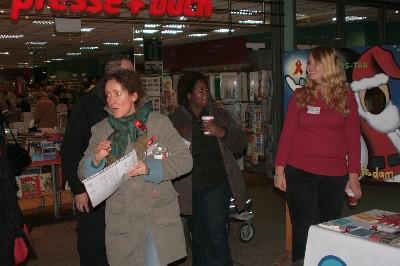 Foto des Albums: Spendenaktion der Potsdamer AIDS-Hilfe im Hauptbahnhof (01.12.2009)