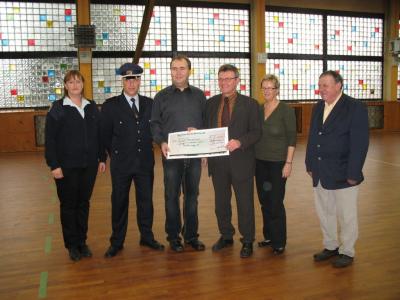 Foto des Albums: Scheckübergabe durch Sparda-Bank an Jugendfeuerwehr (08. 12. 2009)