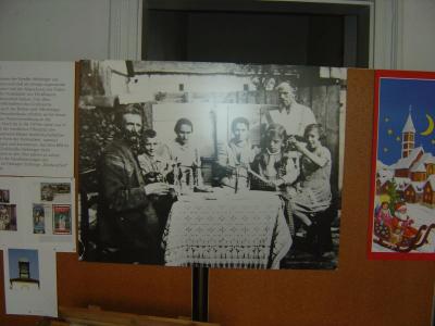 Vorschaubild: Familie Blank beim Abwiegen von Lametta um 1930