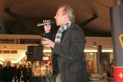 Foto des Albums: Promotion-Live-Auftritt mit Autogrammstunde mit der Gruppe Wind in den Bahnhofspassagen (07.01.2010)