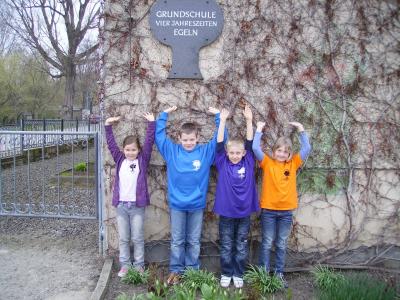 Bild: Justin, Jonas, Max und Janina präsentieren unser Logo