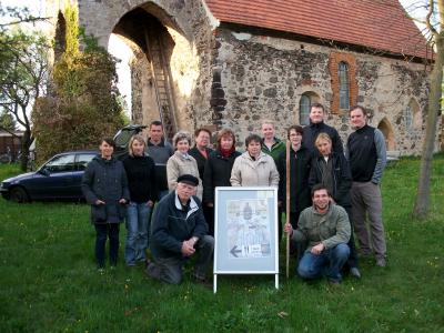 Bild: Gruppenfoto vor der Kirche
