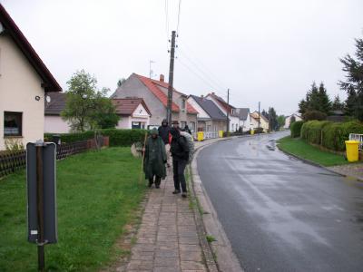 Bild: bei herrlichem Landregen ging es um 10 Uhr auf den Weg zum 22km entfernten Schlieben