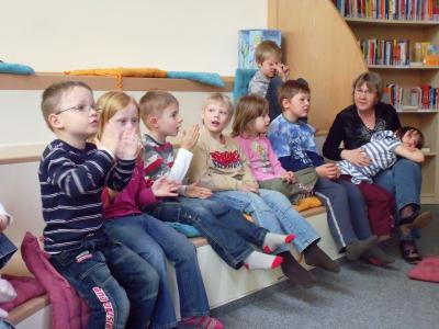Foto des Albums: Annemarie und Knut Stern aus Haldensleben lesen und musizieren für Zielitzer Kindergartenkinder (12. 05. 2010)