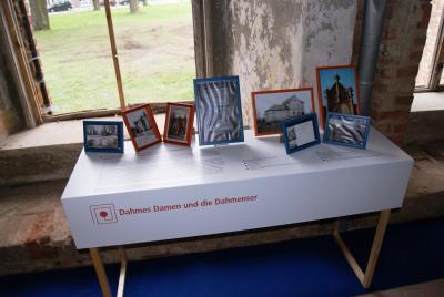 Foto des Albums: "Unser Denkmal des Monats" und Auftaktveranstaltung zur "Kulturland" 2010 "Frauen machen Stadt  -Dahmes Damen und die Dahmenser" (07.05.2010)