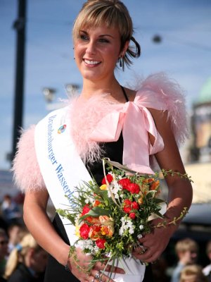 Foto des Albums: Wahl der Wasserkönigin am Hafen der Weissen Flotte (21.04.2007)