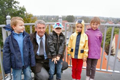 In zwei kleinen Gruppen konnten die Kinder den Turm besteigen. Gruppe 1  (Bild vergr&ouml;&szlig;ern)