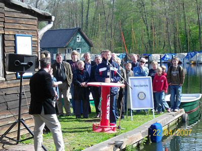 Foto des Albums: Rotary Club Kyritz spendete Boot für die Feuerwehren im Kleeblatt (22.04.2007)
