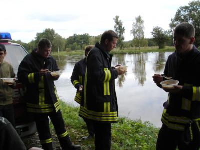 Foto des Albums: Feuerwehr in unermüdlichem Hochwassereinsatz (01. 10. 2010)
