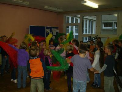 Bild: Farbige Tücher beleben die Tänze