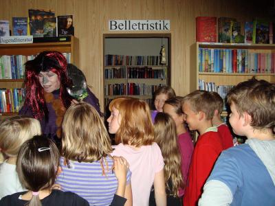 Bild: Wir hören eine Halloweengeschichte