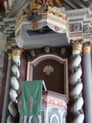 Bild : barocke Kanzel mit Pilgermuschel