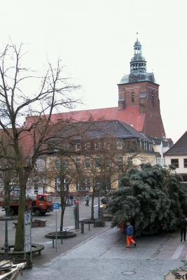 Foto des Albums: Aufstellen des Weihnatsbaumes auf dem Wittstocker Markt 2010 (01.12.2010)