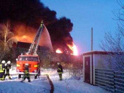 Foto des Albums: Großbrand einer Lagerhalle am 29.11.2010 (07. 12. 2010)