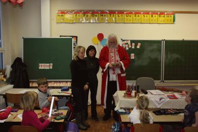 Foto des Albums: Weihnachtsbesuch in der Waldring- und in der Mosaikschule (22.12.2010)