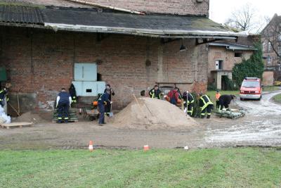 Bild: Sandsäcke werden an der Füllstation in der alten Malzfabrik gefüllt.
