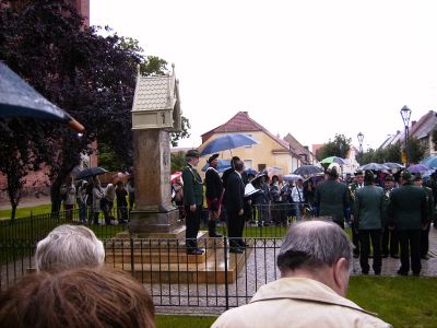 Foto des Albums: 770 Jahre Kyritz: Einweihung des Schulze-Kersten-Denkmals mit anschließender Kranzniederlegung (16.06.2007)