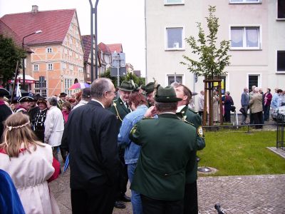 Foto des Albums: 770 Jahre Kyritz: Einweihung des Schulze-Kersten-Denkmals mit anschließender Kranzniederlegung (16.06.2007)