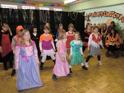 Bild: Klasse 3 beim Disco- Tanz