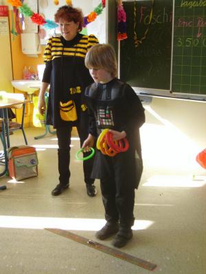 Bild: beim Ringewerfen in der Klasse