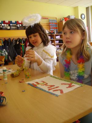 Bild: Beim Faschingsbasteln