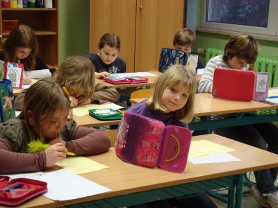 Bild: Schüler der 3. Klasse beim Rechnen und Knobeln