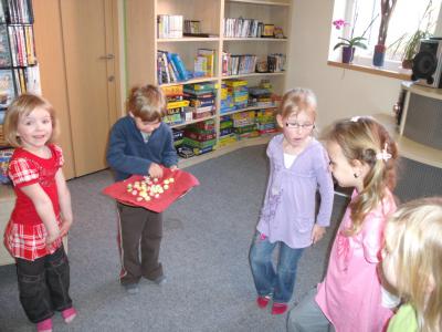 Foto des Albums: Kindergarten "Maxigruppe" zu Besuch in der Bibliothek (05. 04. 2011)