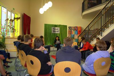 Foto des Albums: "Tolles Buch" mit Tina Kemnitz und den 8. Klassen der Sek. Schule Zielitz (13. 04. 2011)