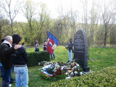 Foto des Albums: französische Delegation besuchte am 19.04.2011 die Gedenkstätte „Juliushütte“ in Ellrich (20. 04. 2011)