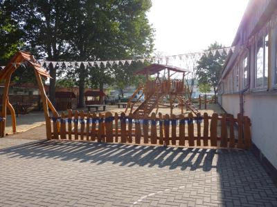 Foto des Albums: Einweihung Spielplatz Schule Glöwen (13. 05. 2011)