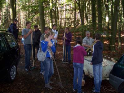 Foto des Albums: NAWI- Woche am Lehrpfad begann mit einem "Waldputz" (25. 05. 2011)