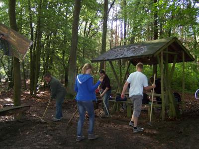 Foto des Albums: NAWI- Woche am Lehrpfad begann mit einem "Waldputz" (25. 05. 2011)