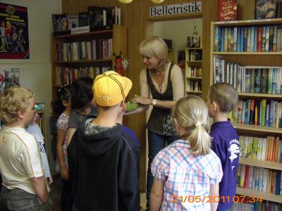 Bild: Bücherwurm Willi begrüßt die Kinder