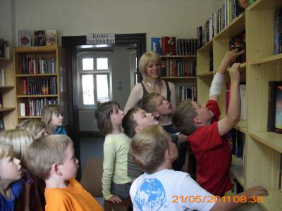 Bild: Klasse 1a beim Büchersuchen