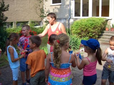 Foto des Albums: Zukünftige Schulkinder aus dem Kindergarten Zielitz zu Besuch in der Schulbibliothek (01. 07. 2006)