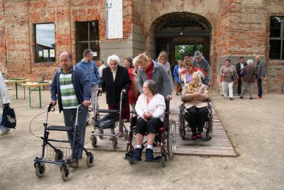 Foto des Albums: 18. Brandenburgische Seniorenwoche im Amt Dahme/Mark vor und in der Schlossruine Dahme (27.05.2011)