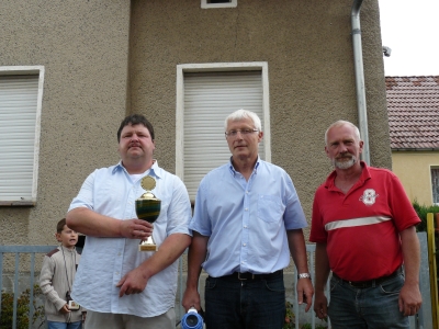 Bild: Dirk Baatzsch (Emstal) hat den Pokal (noch) im Arm