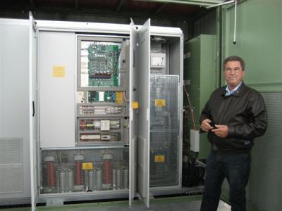 Bild: Herr Hoffmann von der UESA erläutert eine Trafostation am Photovoltaikfeld