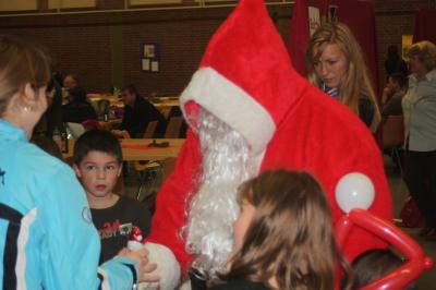 Der Nikolaus &uuml;berrascht die Kinder 