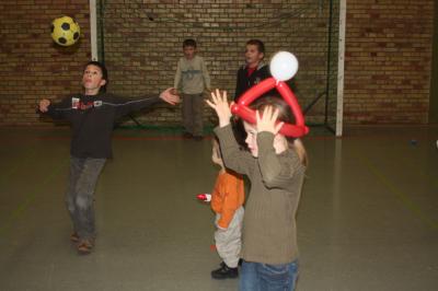 Die Ballschule Birkenau hat in der einen H&auml;lfte der S&uuml;dhessenhalle verschiedene Spielm&ouml;glichkeiten aufgebaut. Nat&uuml;rlich wird am meisten Fu&szlig;ball gespielt 