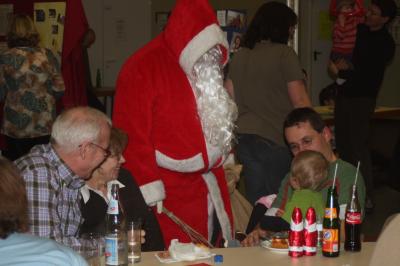 Die Kinder freuen sich, dass der Nikolaus da ist 