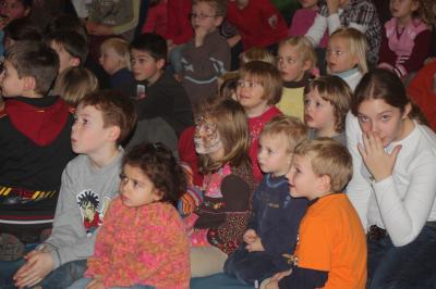 Gespannt schauen die Kinder den Zaubertricks zu 
