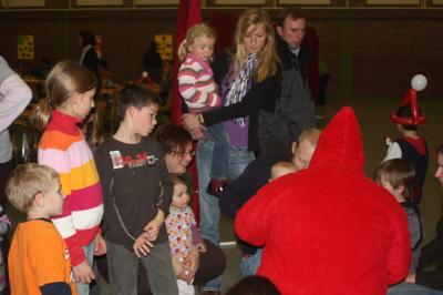 Die Kinder freuen sich, dass der Nikolaus da ist 