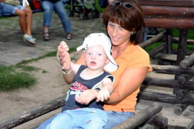 Simon bei Claudia auf dem Scho&szlig; 