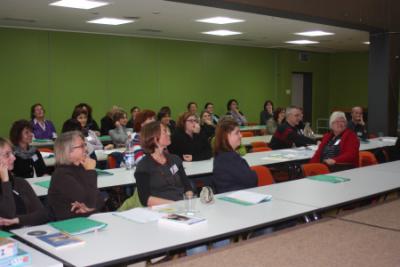 Die Seminar-Teilnehmer und -Teilnehmerinnen h&ouml;ren gespannt zu.  