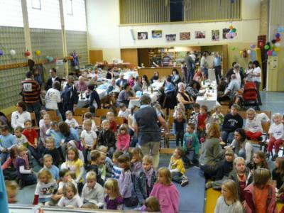 Die Kinder h&ouml;rten begeistert zu 