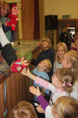 Mit dem offiziellen B&uuml;hnenprogramm machte dann das Holzwurmtheater weiter und begeisterte die Kinder mit den Handpuppen 