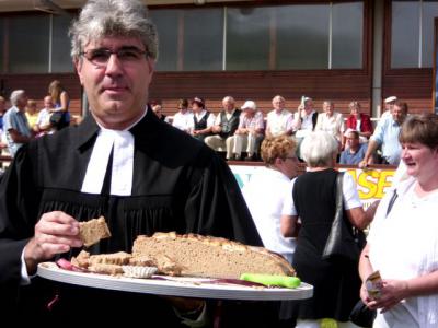 Vorschaubild: Brot und Salz zur Begrüßung von Pfarrer Tutzschke